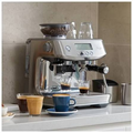 Machine expresso argentée avec réservoir à grains, écran, porte-filtre et buse vapeur