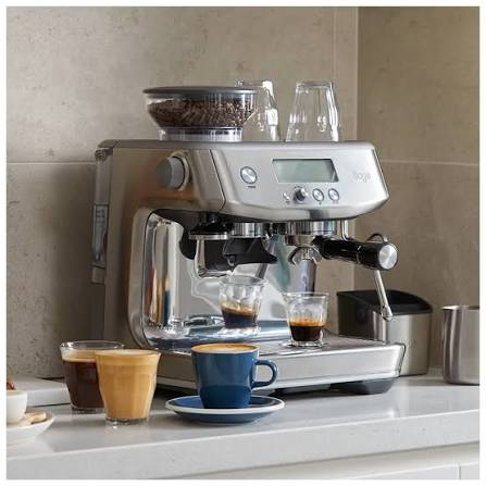 Machine expresso argentée avec réservoir à grains, écran, porte-filtre et buse vapeur