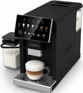 Machine à café noire avec grand écran, réservoir à lait transparent et tasse sur le plateau